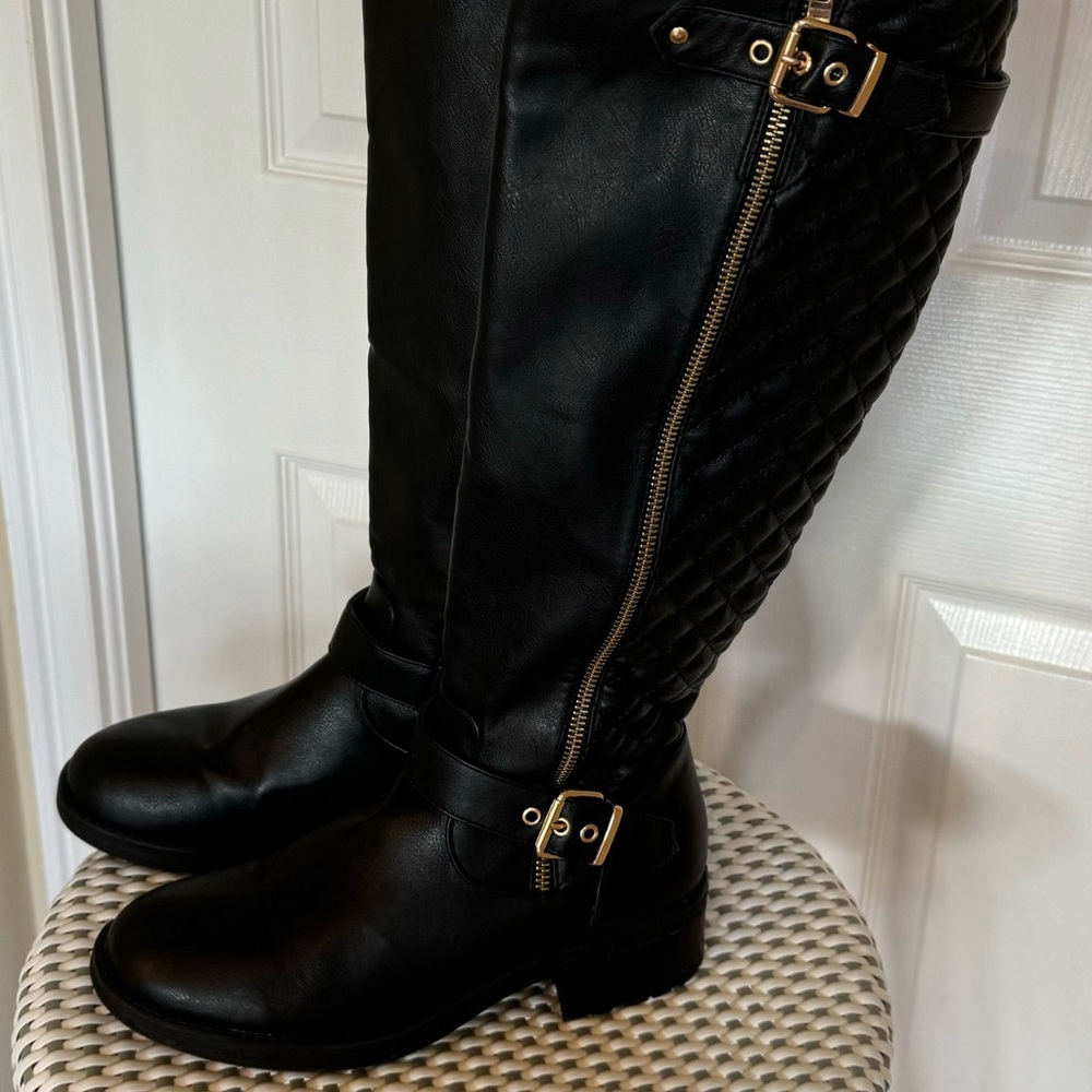 Comfortable classic black boot with gold hardware sz 7.5 - Picture 11 of 16